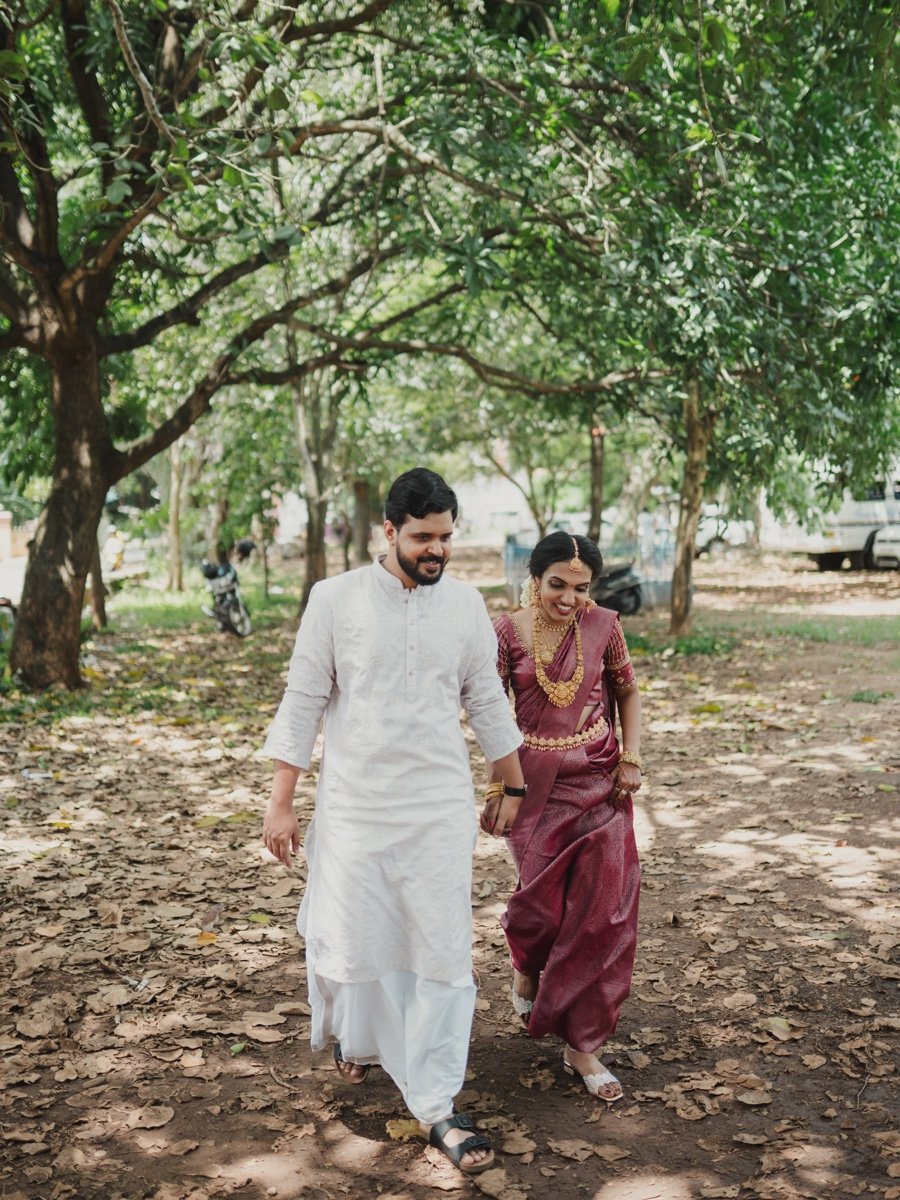 Candid couple walk in Kerala traditional attire